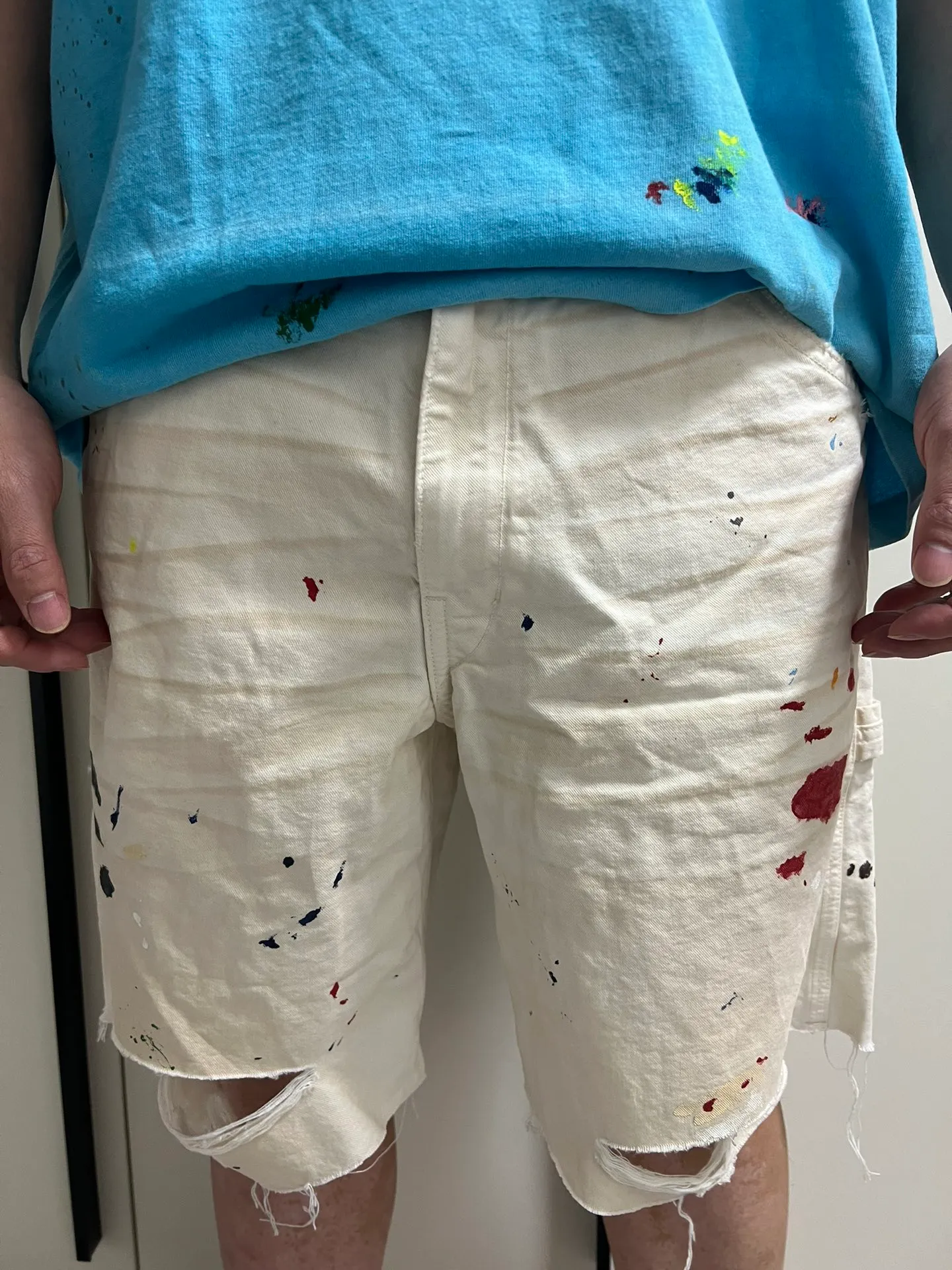 GALLERY DEPT. FLEA CARPENTER SHORTS Ink-cut knife-cut mud-dyed denim shorts. Destroy VINTAGE distressed denim shorts. Distressed white S-XL. Rewashed cement-dyed to make it old. Knife cut holes. Cat whiskers are worn. Customized full set with logo accessories. Purely handmade acrylic splash-ink graffiti.